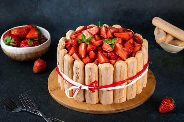 Erdbeer-Tiramisu mit Mascarpone Klassisches Tiramisu des Sommerdesserts mit Erdbeeren, verziert mit Minzblättern Erdbeerkuchen