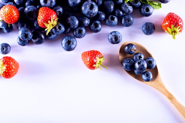 Erdbeer- und Blaubeerbeeren. Früchte für eine gesunde Ernährung.