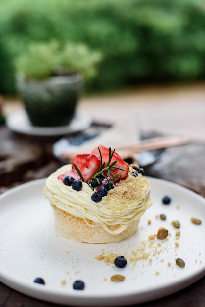 Erdbeer- und Blaubeerkuchen mit Kürbiskern