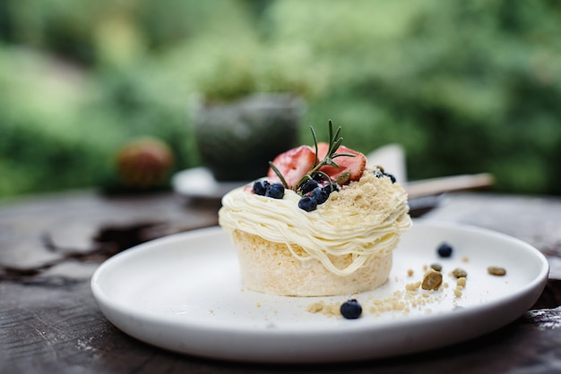 Erdbeer- und Blaubeerkuchen mit Kürbiskern