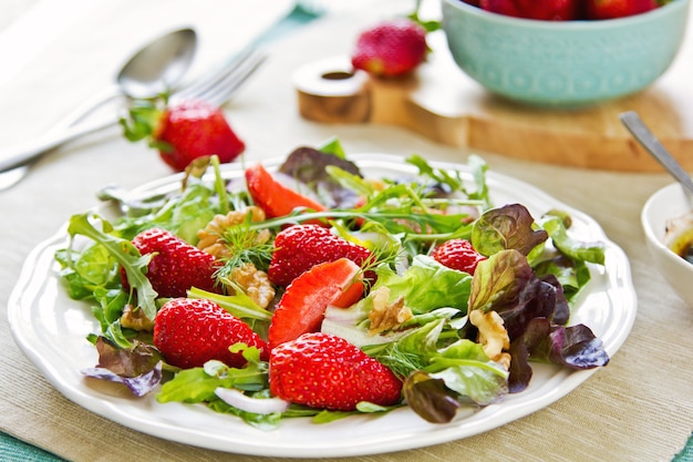 Erdbeer-Walnuss-Rucola-Salat mit Balsamico-Dressing