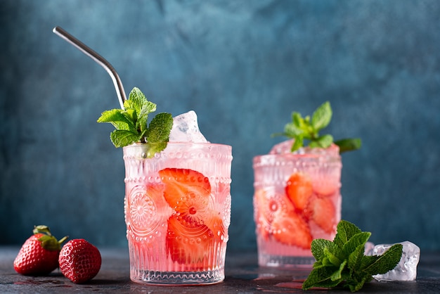 Erdbeeralkoholischer Cocktail mit frischer Minze, Nahaufnahme