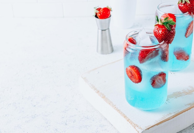 Erdbeerbeeren-Colada mit frischen Beeren und blauem Likör