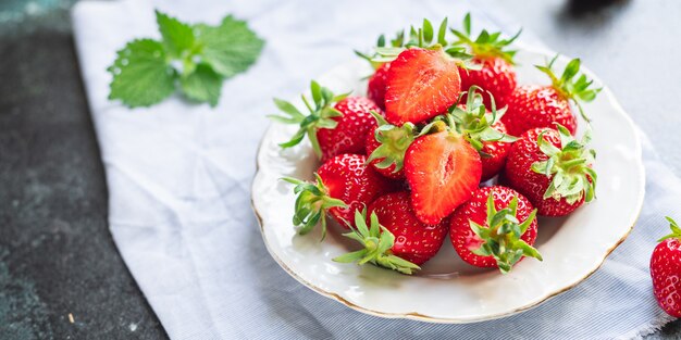 Erdbeerbeeren rote saftige Frucht reif süßer Nachtisch frisch