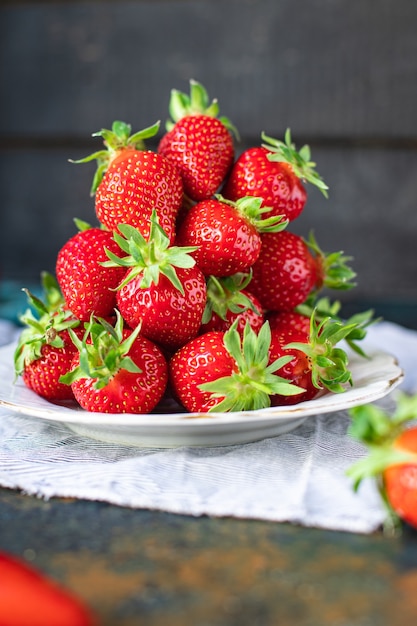 Erdbeerbeeren rote saftige Frucht reif süßer Nachtisch frisch