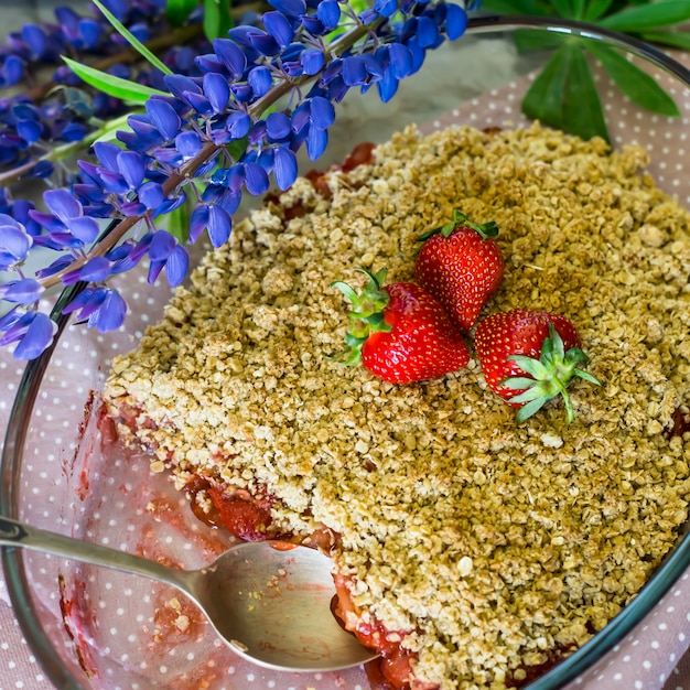 Erdbeercramble mit Apfel und Haferflocken