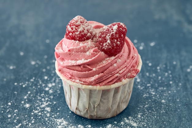 Foto erdbeercupcake mit blaubeeren.