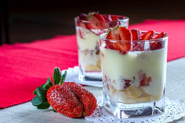 Erdbeerdessert Zwei Gläser mit Dessert auf dem Tisch Frische Erdbeeren Die Beerensaison