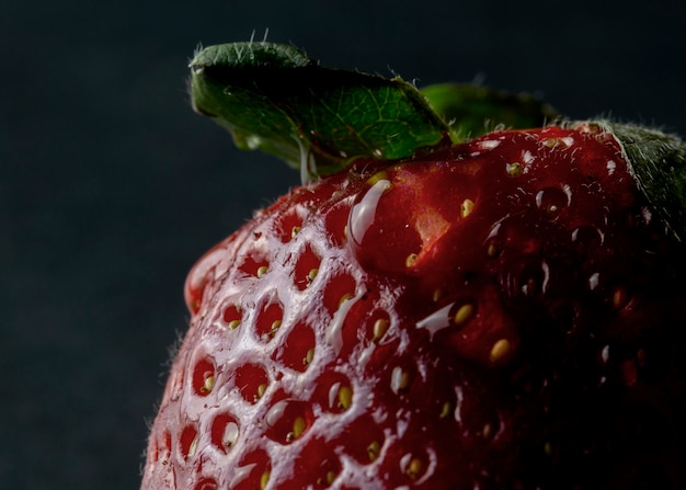Erdbeere auf einem schwarzen Hintergrund