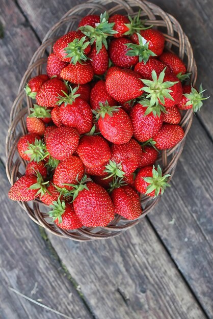 Erdbeere auf rustikalem hölzernem Hintergrund