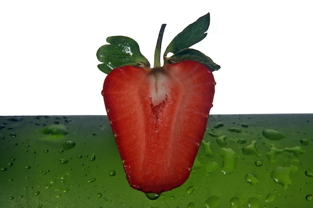 Erdbeere auf weißem und grünem Hintergrund schneiden