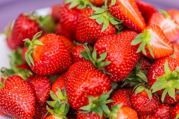 Erdbeere frische Bio-Beeren Makro Fruchthintergrund gesundes Vitamin-Food-Konzept