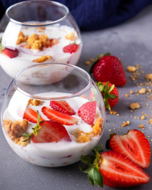 Erdbeere in Joghurt mit Müsli in einer Glasschüssel. Gesundes und diätetisches Essen. Nahansicht