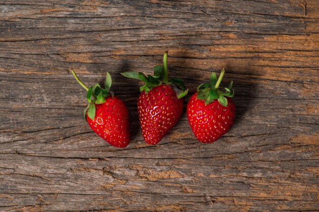 Foto erdbeere isoliert erdbeeren auf holzschreibtisch collection