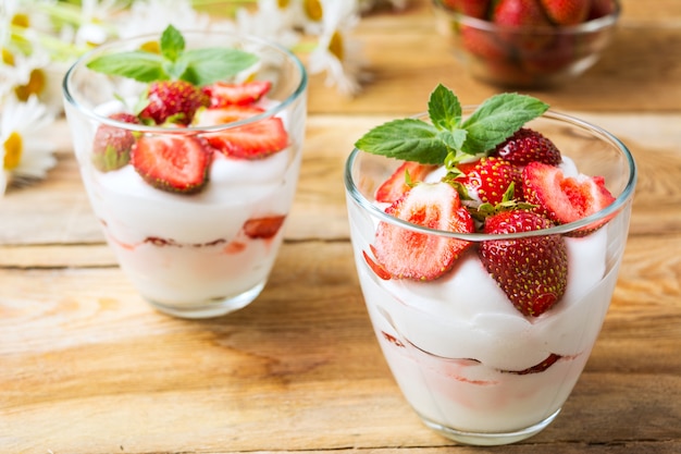 Erdbeere mit Joghurt auf rustikalem Holz