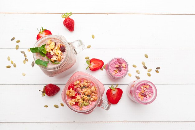 Erdbeere mit Joghurt auf weißem rustikalem hölzernem. Sahnedessert