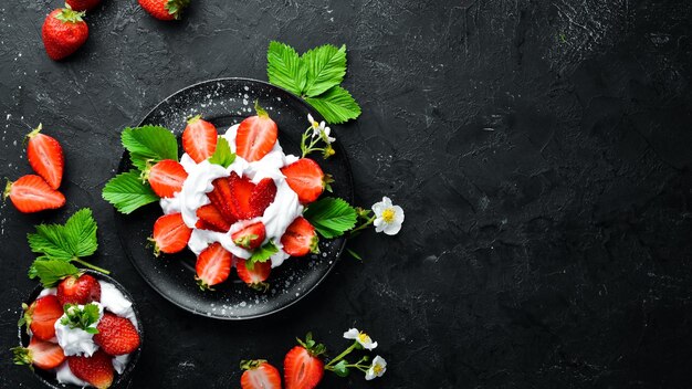 Erdbeere mit Sahne in einem Teller Dessert Beeren Draufsicht Freier Platz für Ihren Text