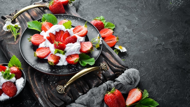 Erdbeere mit Sahne in einem Teller Dessert Beeren Draufsicht Freier Platz für Ihren Text