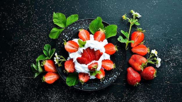 Erdbeere mit Sahne in einem Teller Dessert Beeren Draufsicht Freier Platz für Ihren Text