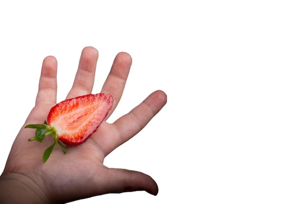 Erdbeere reif in der Kinderhand