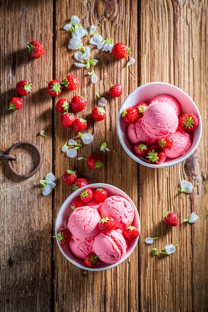 Erdbeereis aus frischen Früchten auf Holztisch