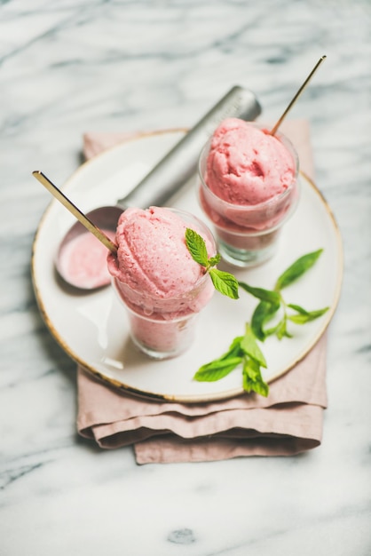 Erdbeereis mit frischen Erdbeeren