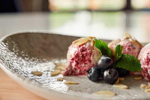 Erdbeereis mit Heidelbeeren und weißer Schokolade