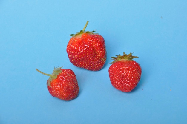 Erdbeeren auf blauem Hintergrund