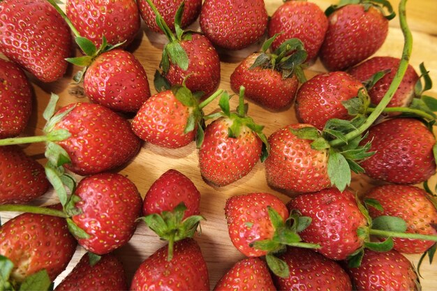 Erdbeeren auf dem Holztisch