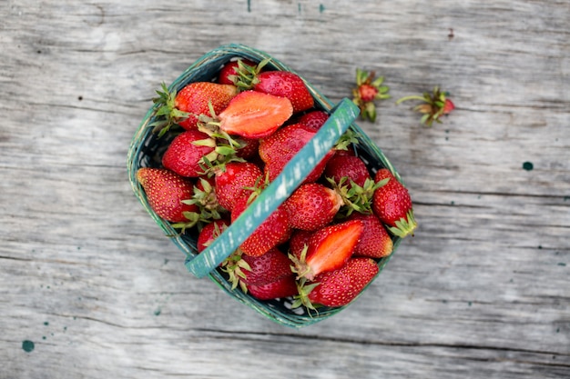 Erdbeeren auf einem alten Holztisch