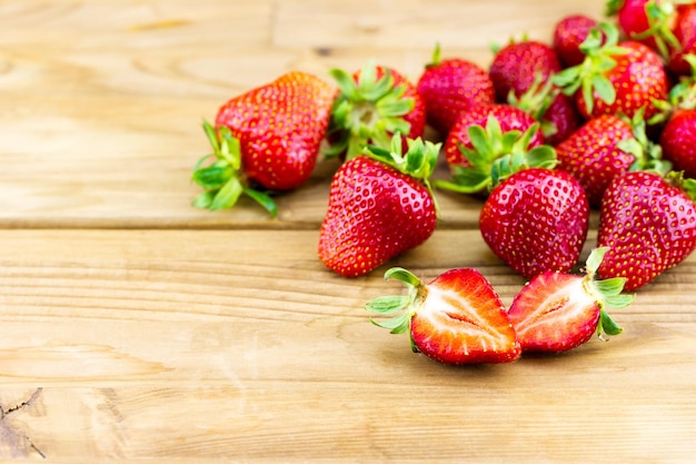 Erdbeeren auf einem Holztisch mit einem Schnitt in zwei Hälften