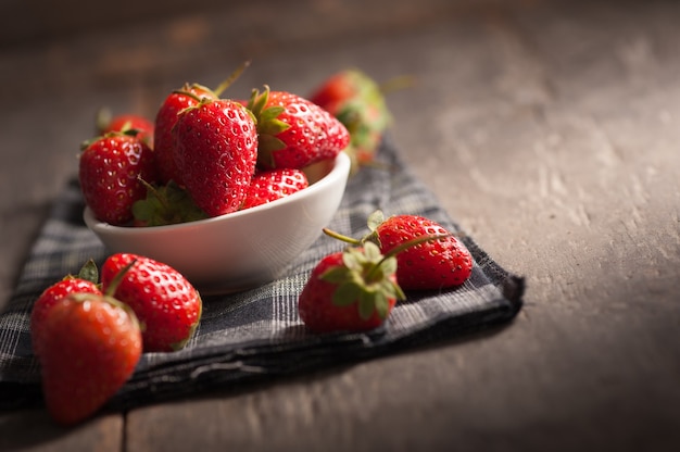 Foto erdbeeren auf einem holztisch