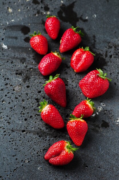 Erdbeeren auf einem schwarzen Tisch