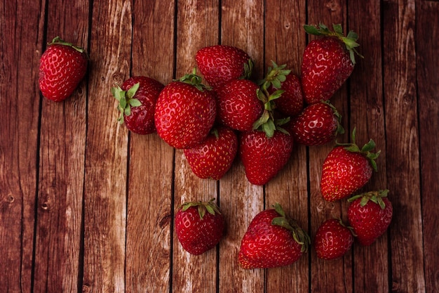 Erdbeeren auf einer Holzoberfläche