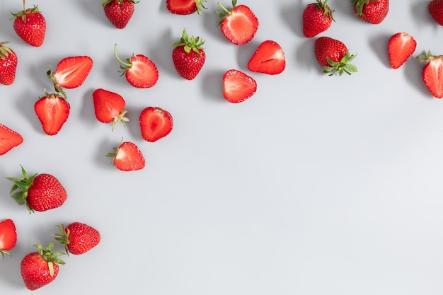 Foto erdbeeren auf grauem hintergrund flache ansicht von oben