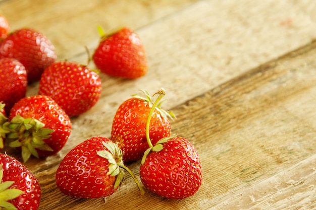 Erdbeeren auf Holztisch