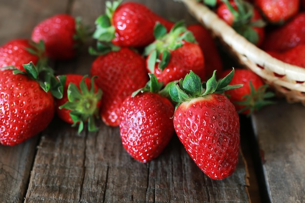 Erdbeeren auf Holzuntergrund