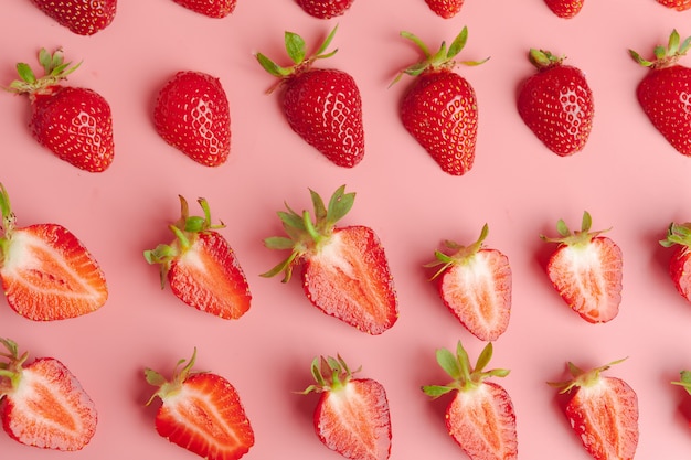 Erdbeeren auf rosa. Frische Bio-Lebensmittel