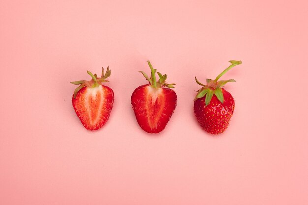 Erdbeeren auf rosa Hintergrund frisches Bio-Lebensmittelkonzept