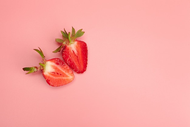 Erdbeeren auf rosa Hintergrund