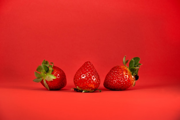 Erdbeeren auf rotem Hintergrund