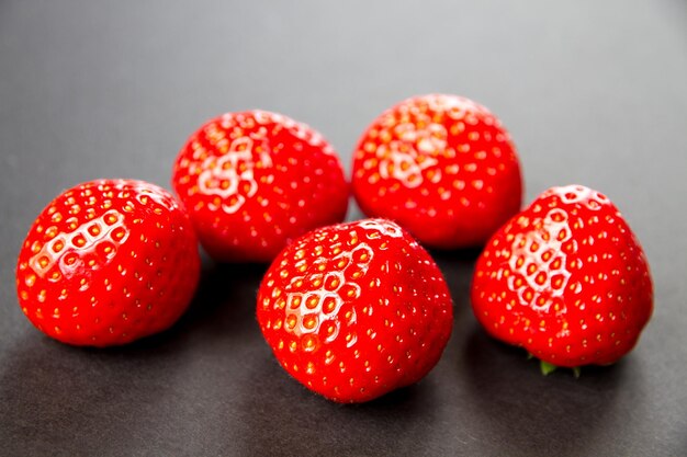 Erdbeeren auf schwarzem Tisch. Studioaufnahmen