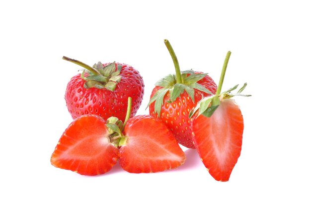 Erdbeeren auf weißer Oberfläche