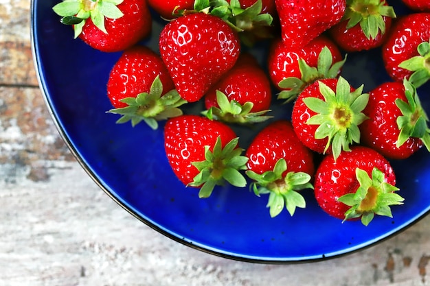 Erdbeeren ernten.