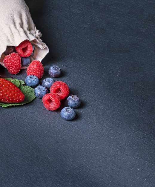 Erdbeeren, Himbeeren und Blaubeeren mit grauem Hintergrund