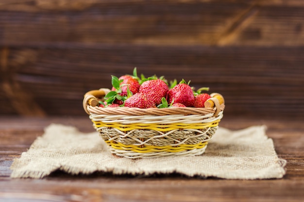 Erdbeeren im Korb auf Holztisch