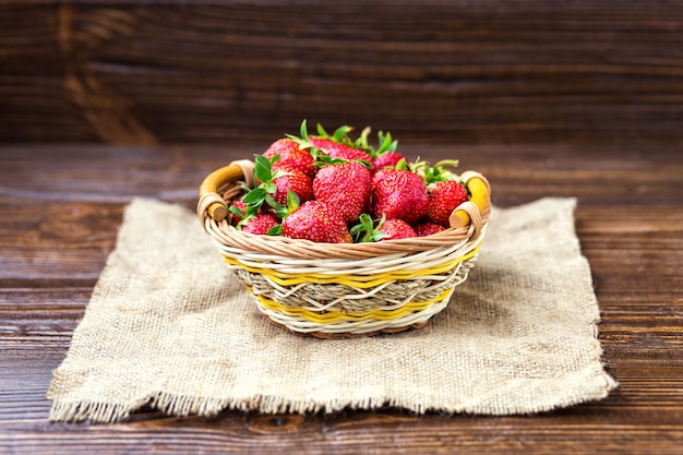 Erdbeeren im Korb auf Holztisch