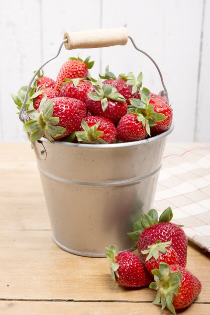 Erdbeeren in einem kleinen Metalleimer