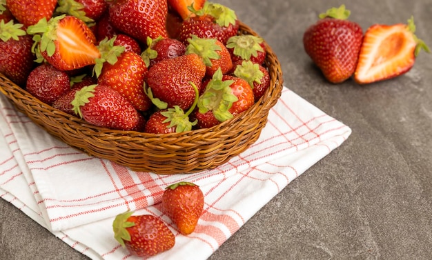 Erdbeeren in einem Korb auf dem Tisch Nahaufnahme