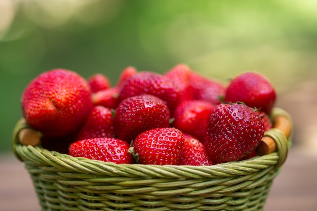 Erdbeeren in einem Korb auf Holz